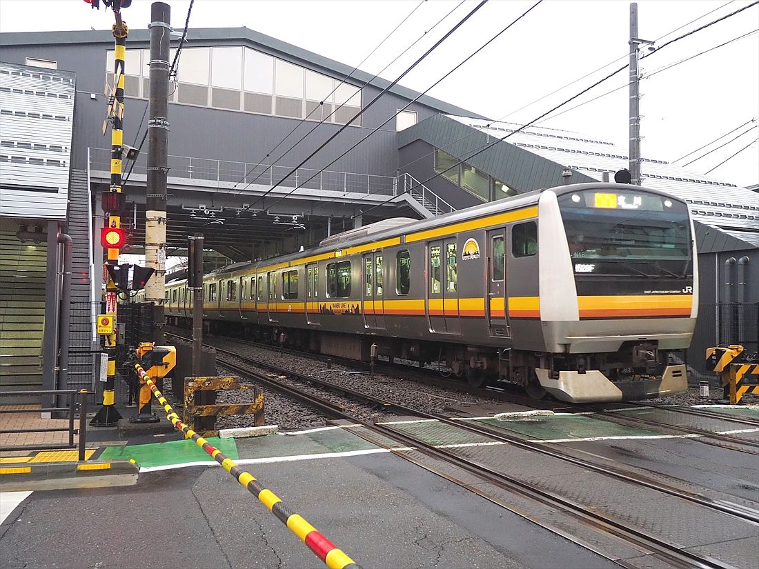稲田堤駅を発車する南武線の電車。京王相模原線の京王稲田堤駅に近く乗り換え利用者も多い（編集部撮影）