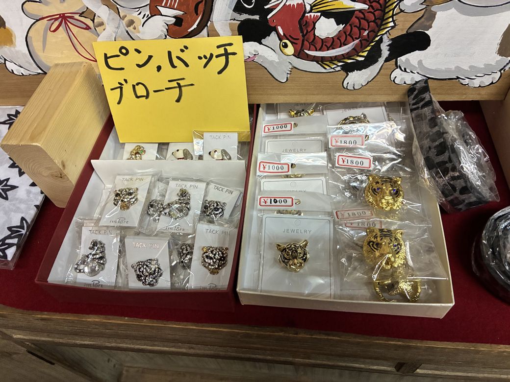 ピンバッチやブローチも（筆者撮影）