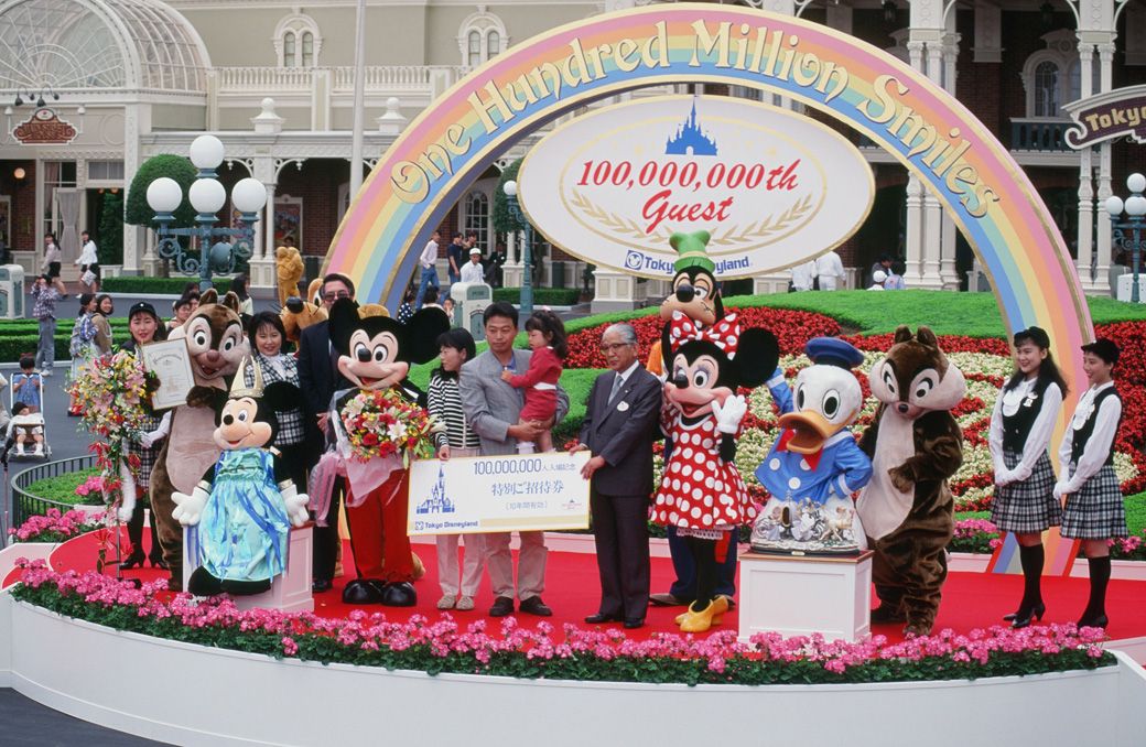 東京ディズニーランドの入場者1億人突破を祝うようす（写真：1991年5月29日、高橋孫一郎撮影）