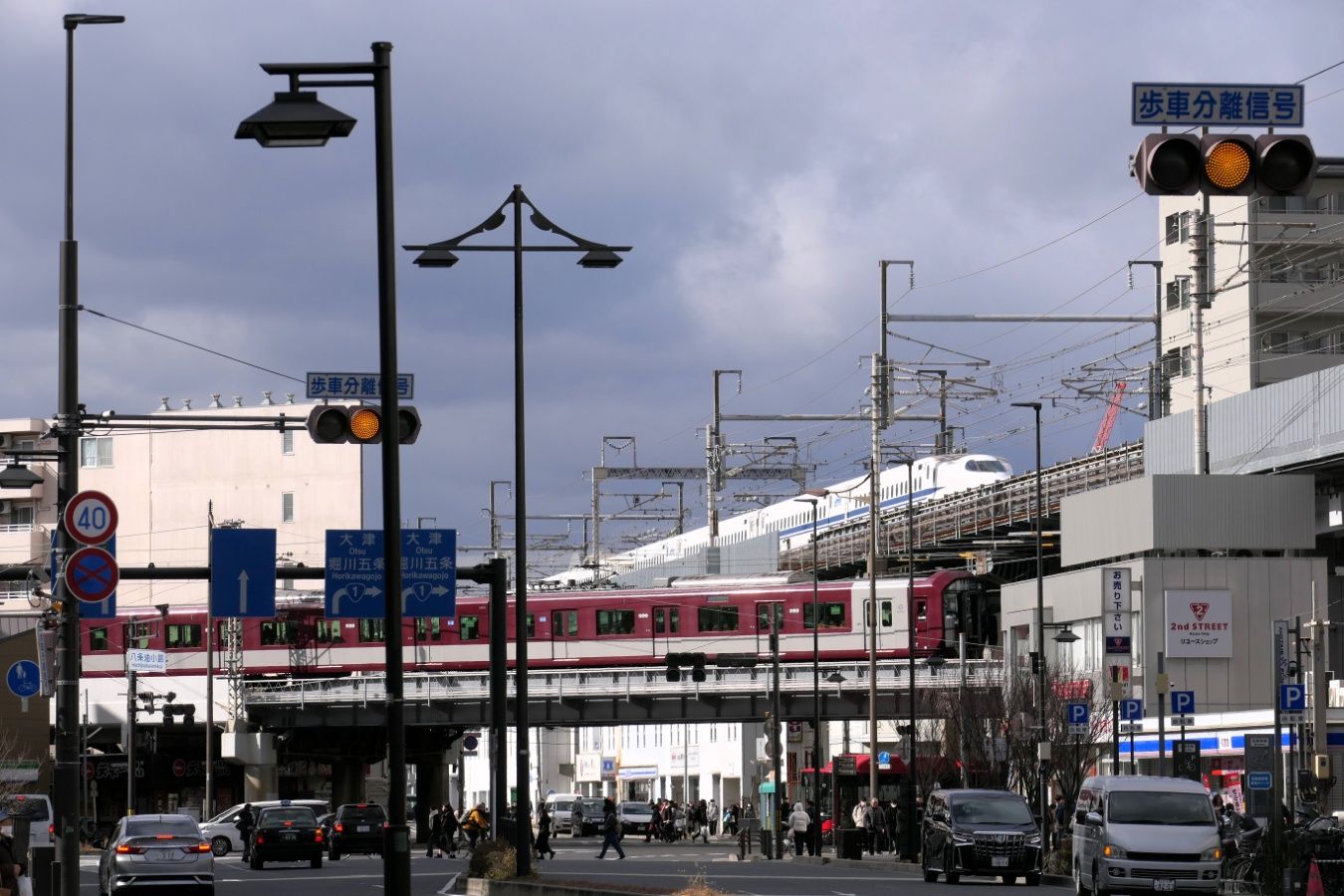 京都駅に到着する列車（記者撮影）