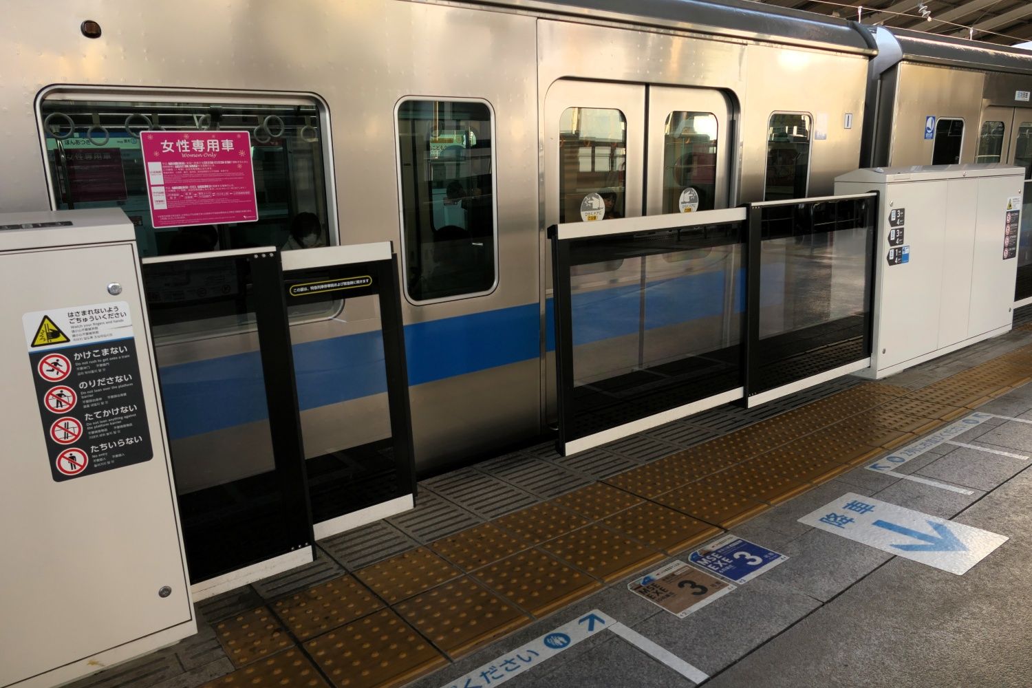 大開口ホームドアが閉まる様子（記者撮影）