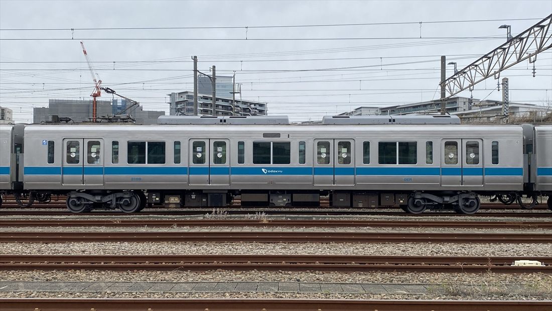 2000形の中間車両（6号車）。中間車両はすべてのドアが1.6m幅だ（記者撮影）