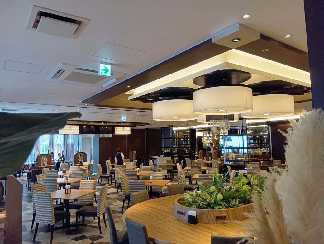 BARの隣はレストラン（筆者撮影）