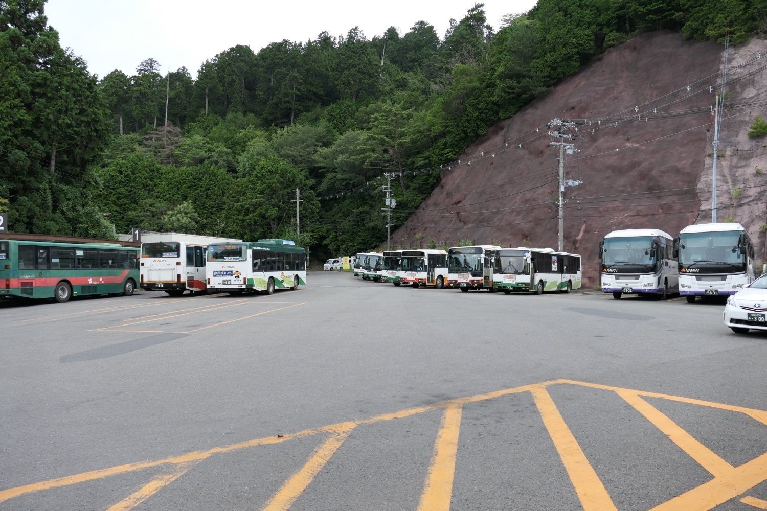 駅前にはバスがずらりと並ぶ、中央奥が専用道の出入り口（記者撮影）