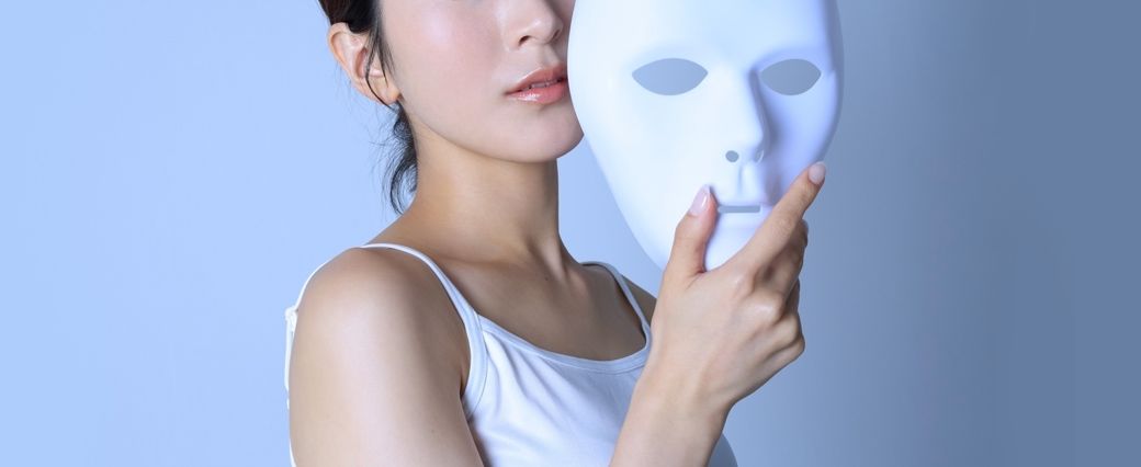 顔を出さない“ノーフェイス”手法も構造は同じ（写真：bino／PIXTA）