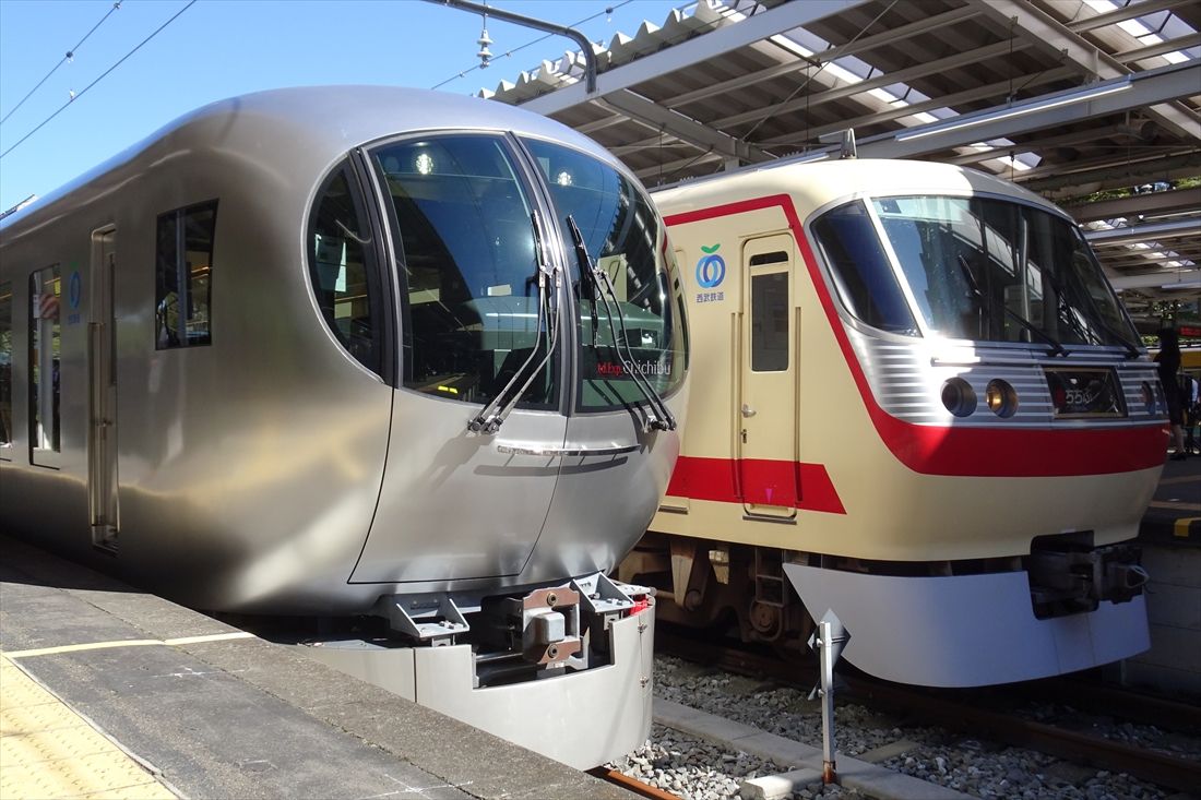 001系「ラビュー」と並んだ「レッドアロークラシック」。2020年の鉄道友の会「ブルーリボン賞」受賞式にて（撮影：南正時）