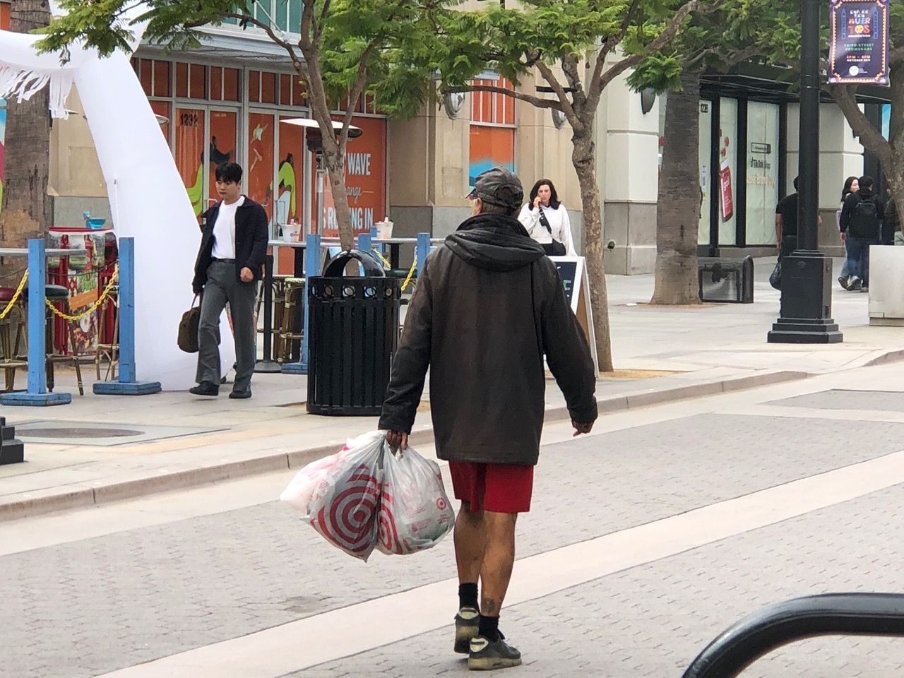 商店街を歩くホームレス男性（写真：筆者撮影）