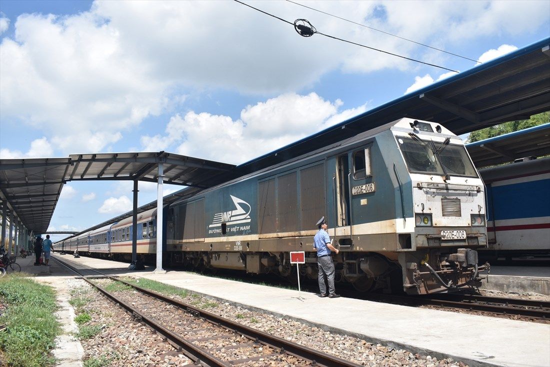 ベトナム・南北統一鉄道の列車。機関車は中国製が大半だが、ドイツ・シーメンス製も活躍する（筆者撮影）