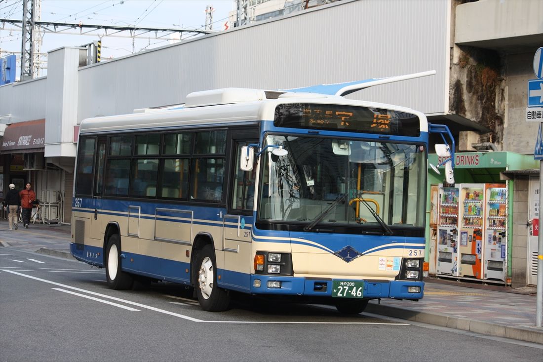 阪神尼崎駅の南口で発車を待つ宝塚行きのバス（筆者撮影）