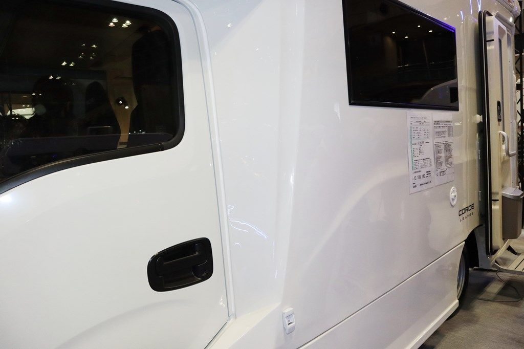 いすゞ「トラヴィオ」をベースにした、バンテックの新型キャンピングカー「コルド リーブス」（写真；筆者撮影）
