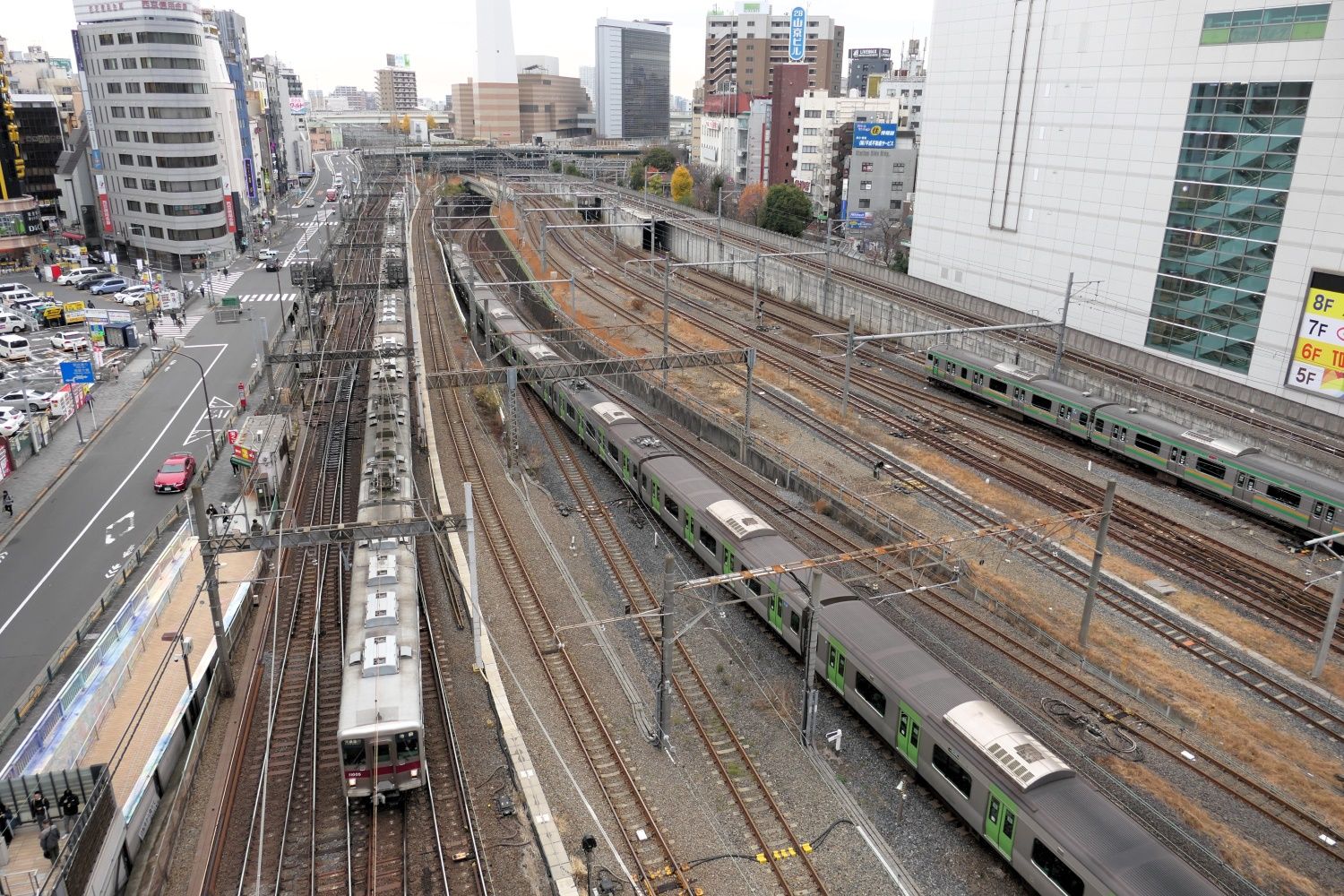 東武東上線の池袋駅屋上
