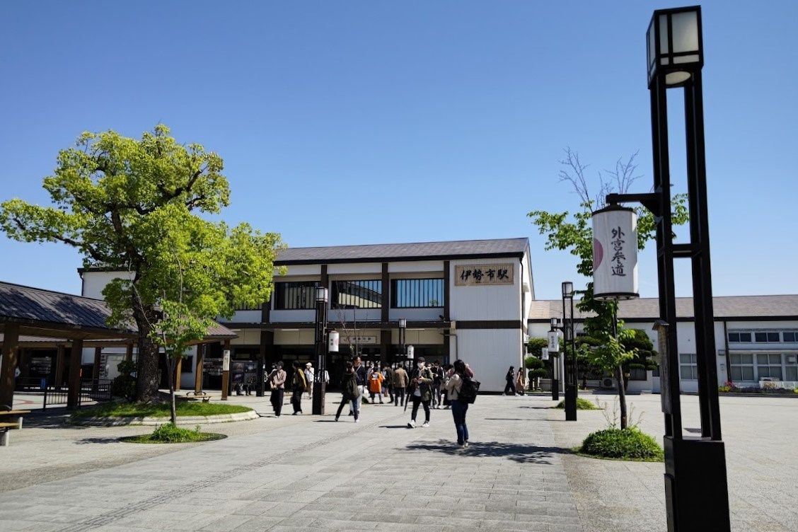 JR参宮線・近鉄山田線の伊勢市駅。駅前から外宮への参道が続く（記者撮影）