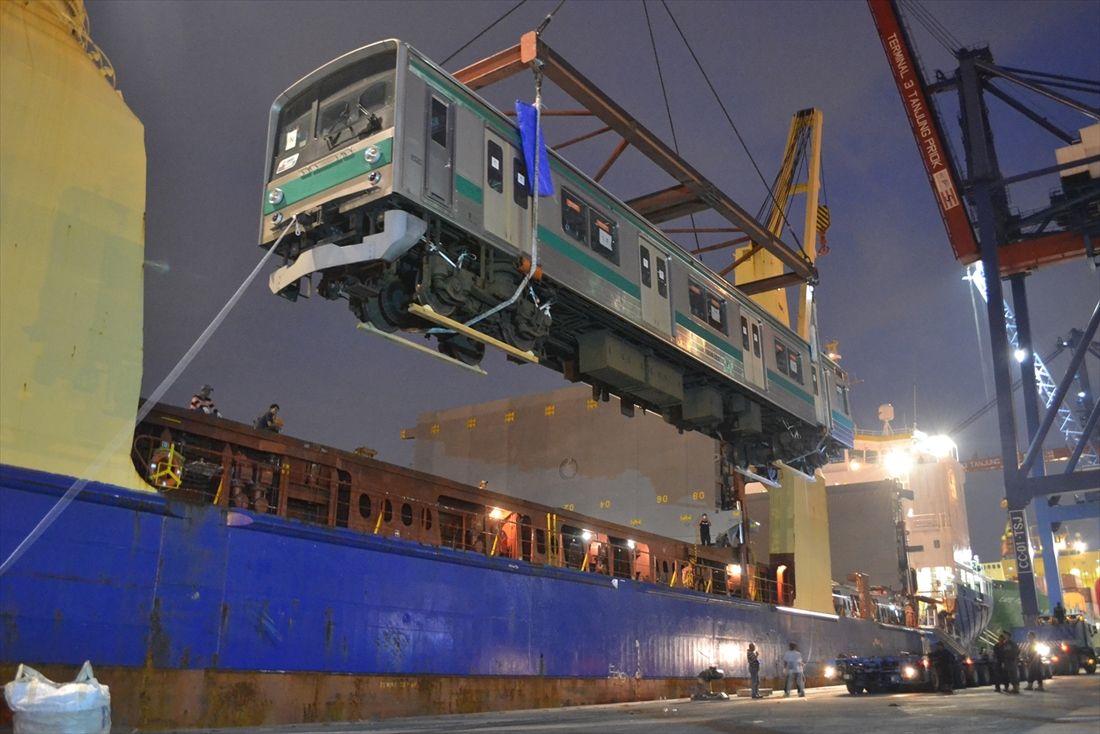 待望の205系がついにインドネシアに上陸。最初の車両は元埼京線のクハ204-123＝2013年11月（筆者撮影）