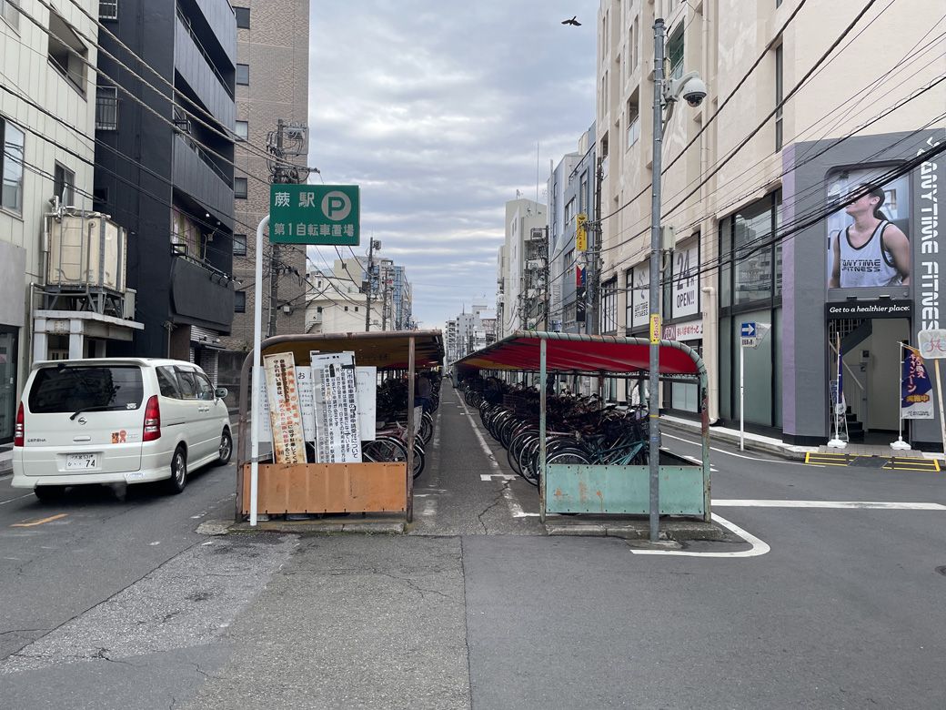 蕨駅のすぐ近く。道路の真ん中に設置された大規模な駐輪場（筆者撮影）