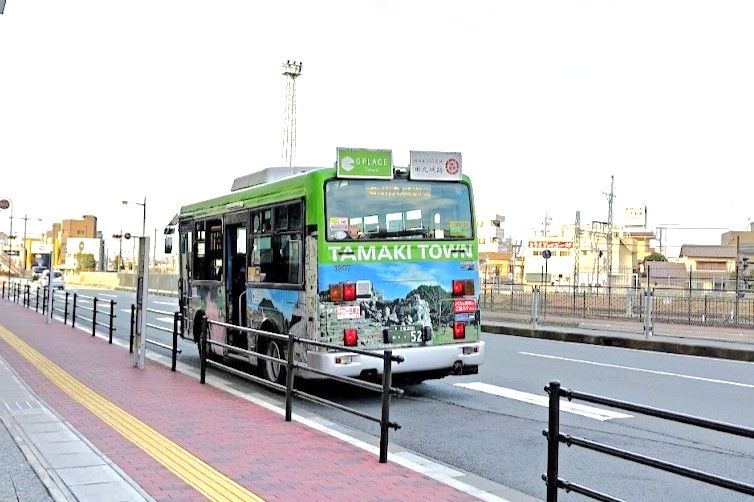 伊勢市駅前の田丸城跡（玉城町役場前）行き三重交通バス＝2023年12月（記者撮影）