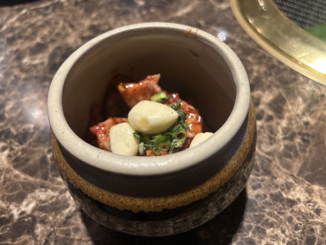 壺漬け熟成焼肉（公式サイトでは649円）（写真：筆者撮影）