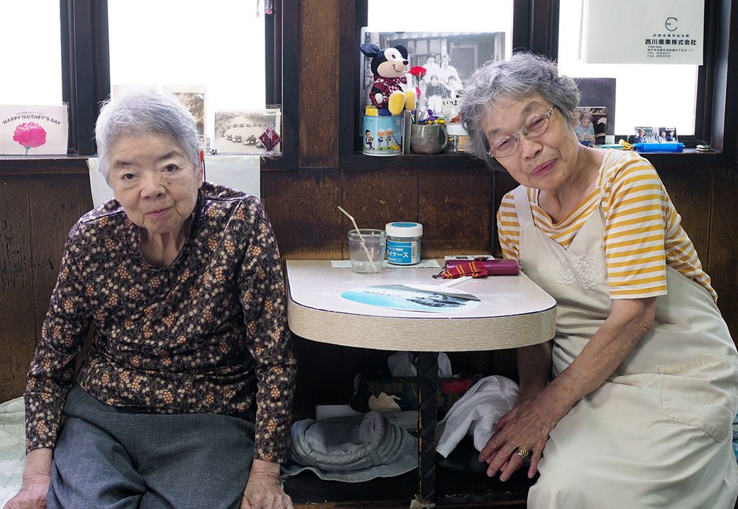 店長の谷岡朗子さん（左）と妹の紀久恵さん（筆者撮影） 