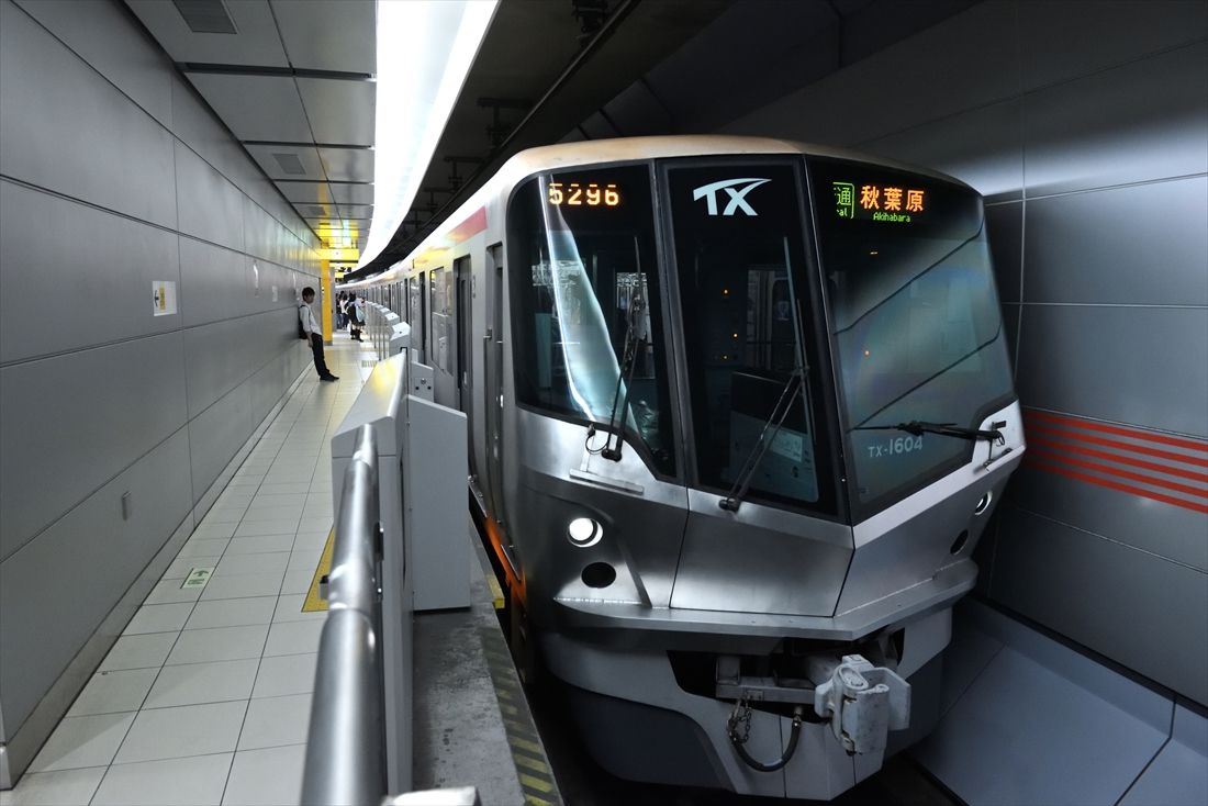 東京側の終点、秋葉原駅に停車する列車（撮影：大澤誠）
