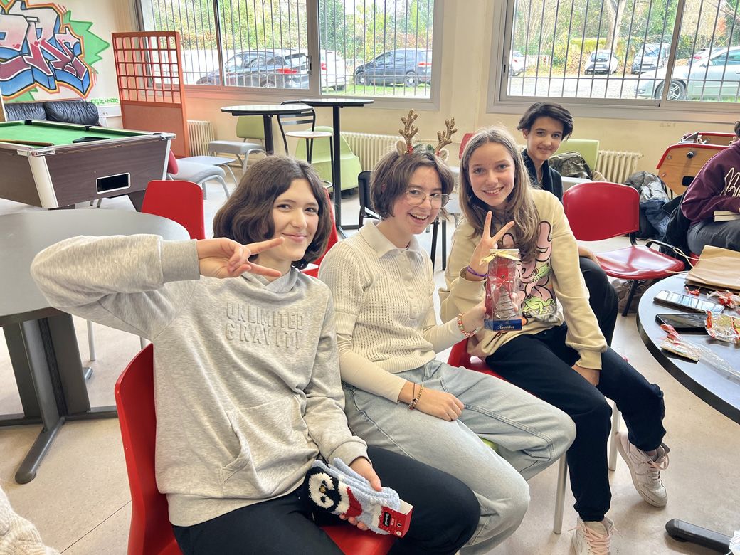 靴下や置き物など、プレゼントを手に楽しそうだった（筆者撮影）