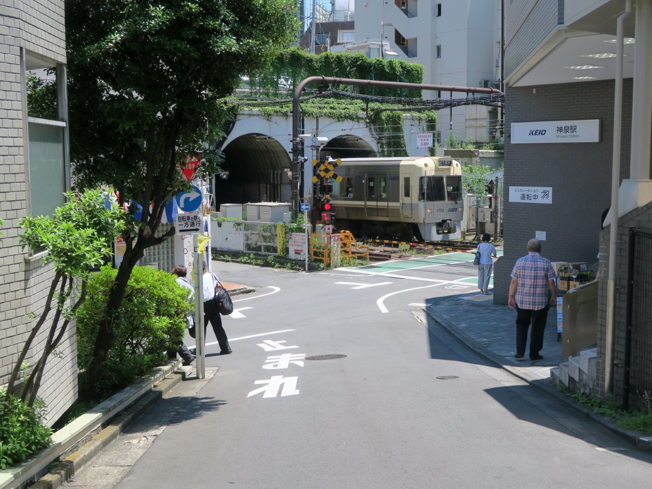 神泉駅北西側の坂道から望むトンネルと踏切（筆者撮影）