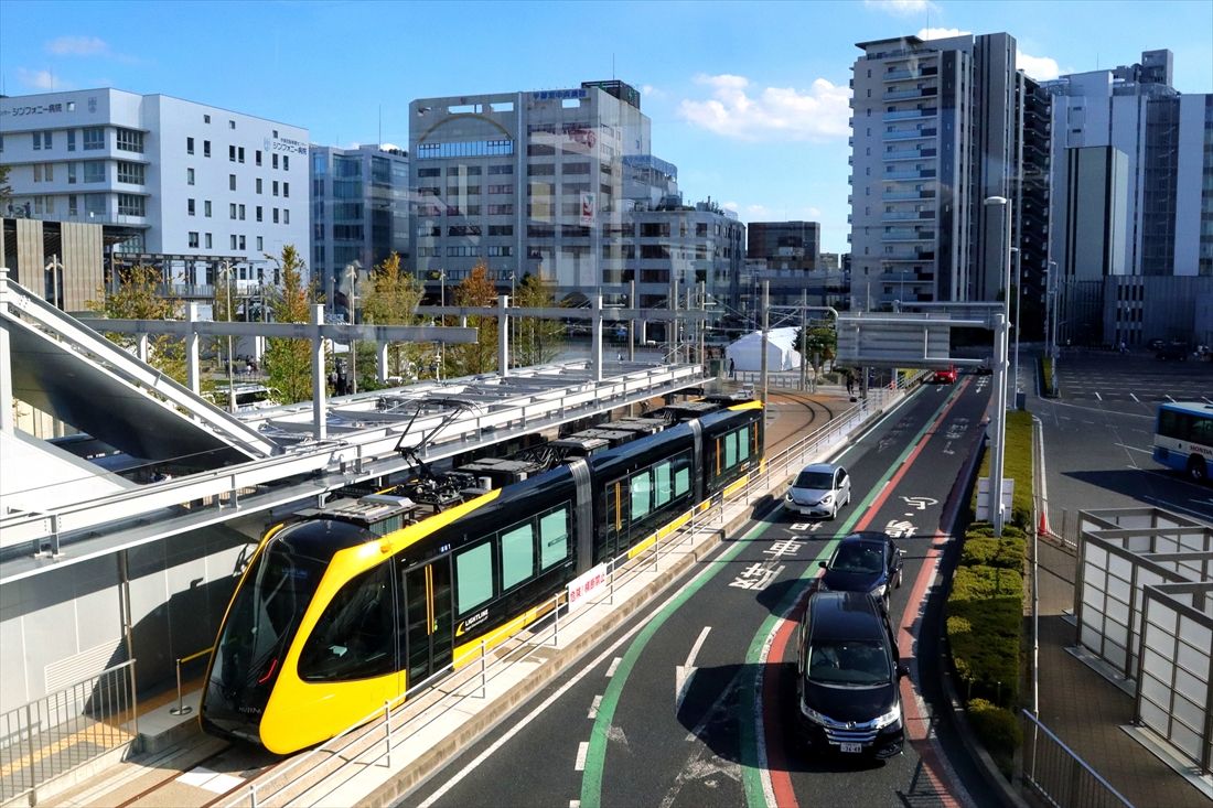 宇都宮駅東口に停車するLRT（撮影：南正時）