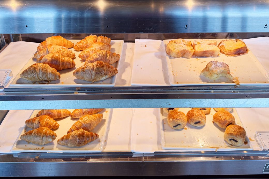 パンブース2（ミニブレッド、ブルマンパンプキン、フォカッチャ、クロワッサン、フレンチトースト、パン・オ・ショコラ）（写真：筆者撮影）