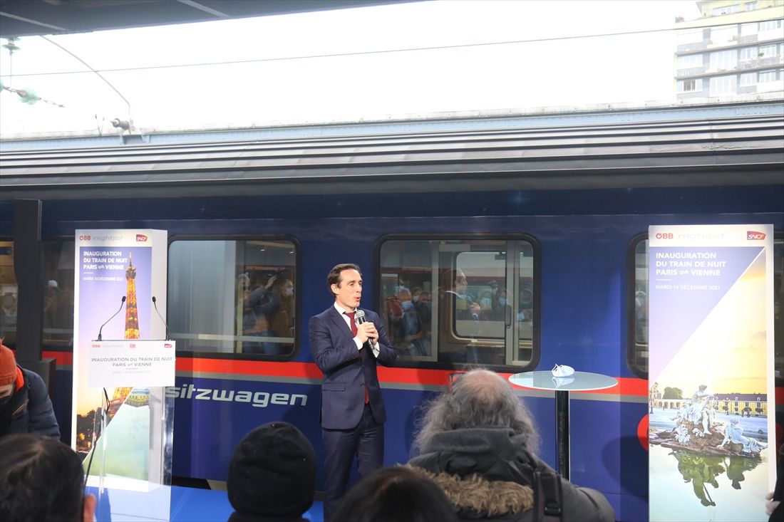 パリ―ウィーン間夜行列車の運行開始時、到着を歓迎するフランスのジェッバリ運輸大臣＝2021年12月（撮影：橋爪智之）