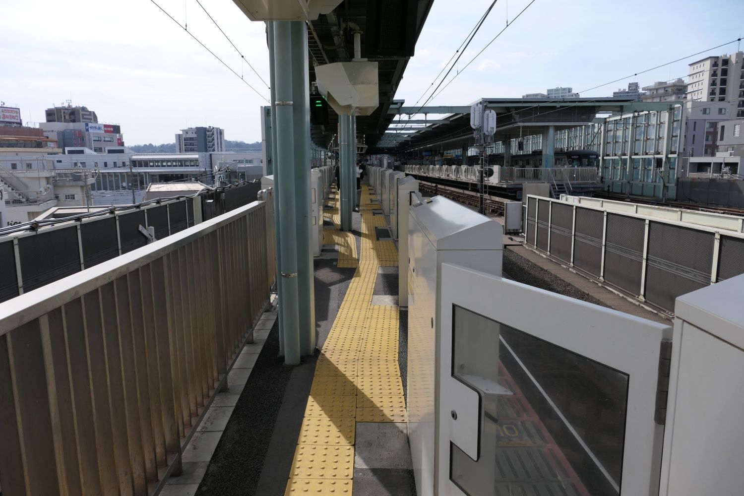 下りホームの新宿方はかなり幅が狭い（記者撮影）