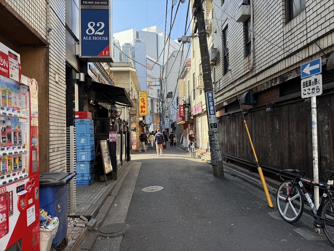 横浜駅西口エリアは狭い路地が多い。街の特色である界隈性を残しつつ、どのように歩きやすい動線をつくるかが大きな課題だ（筆者撮影）