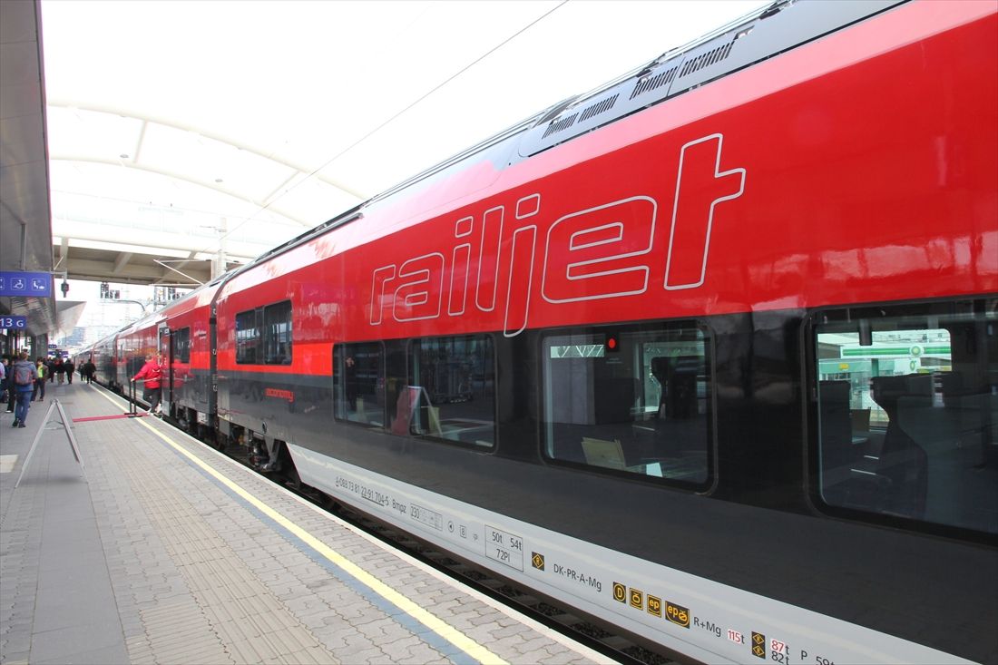 オーストリアの特急列車「レイルジェット」の新型客車。台車部分以外の床を低くした構造だ（撮影：橋爪智之）