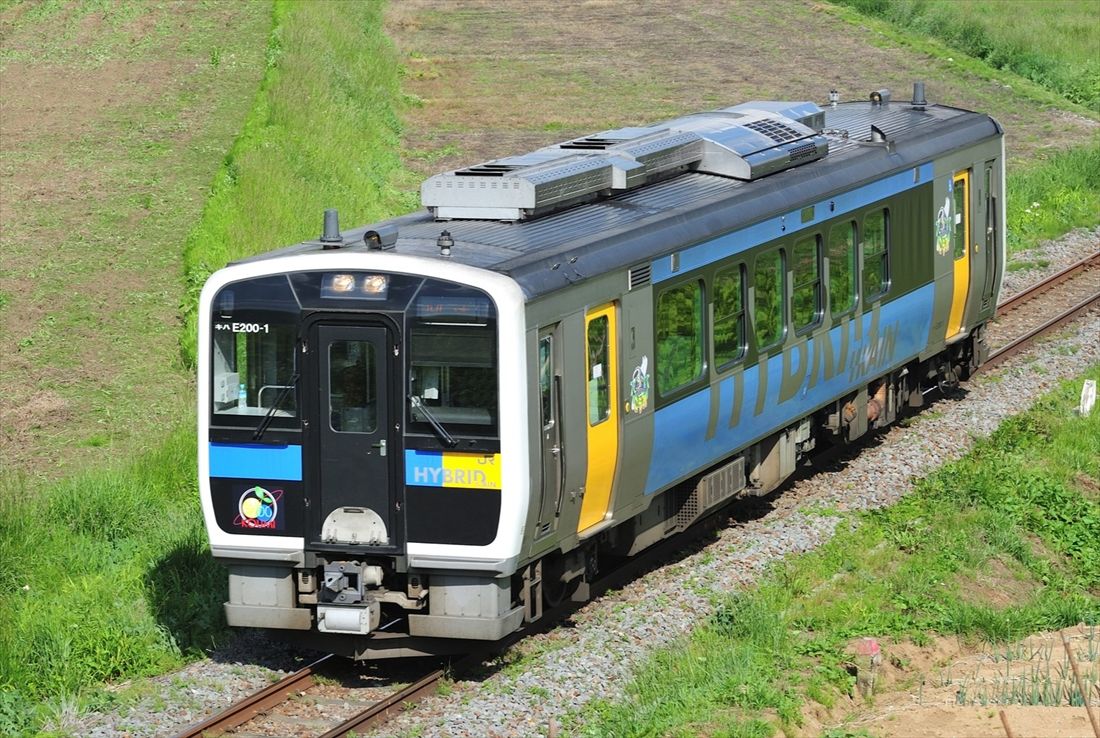 世界初の営業用ハイブリッド気動車、JR東日本のキハE200形。小海線で活躍する（写真：Jun Kaida／PIXTA）