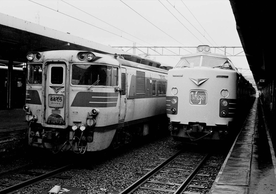 北海道初の電車特急「いしかり」と並んだキハ82系の「おおぞら」（撮影：南正時）