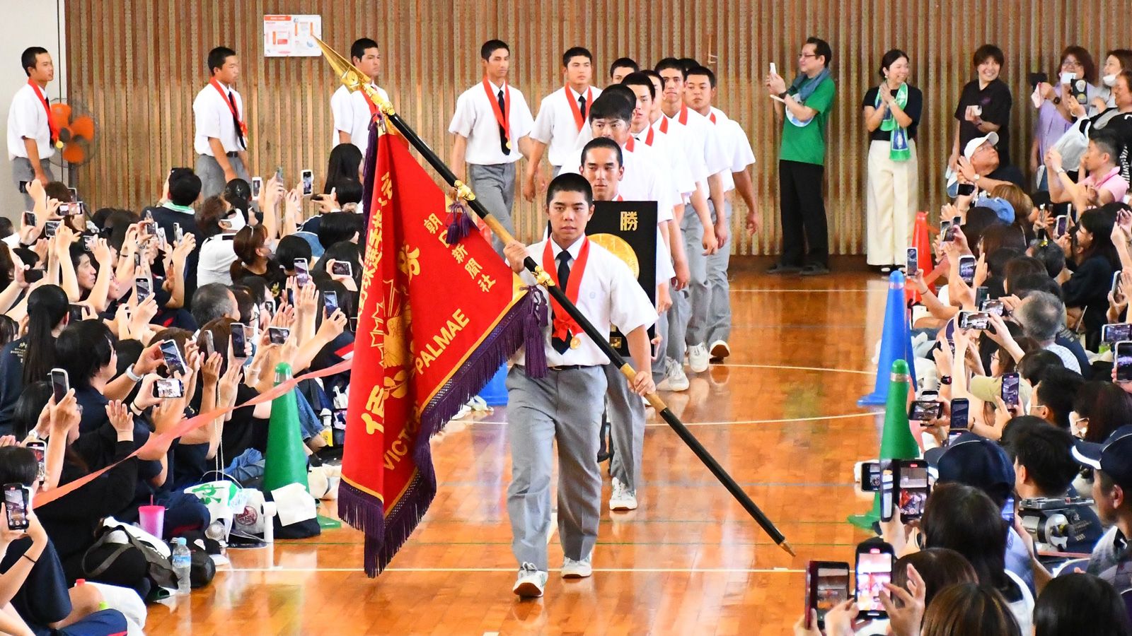 母校で優勝報告を行う沖縄尚学高校野球部のメンバー（長嶺真輝撮影）