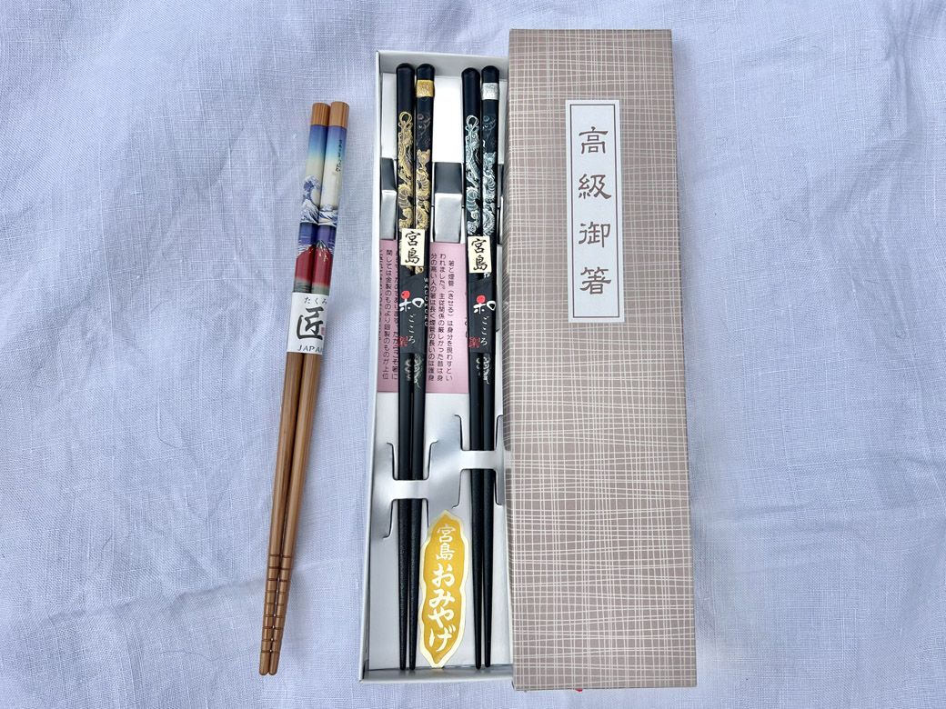 エミリーさんが購入した、北斎やドラゴンの柄の箸（筆者撮影）