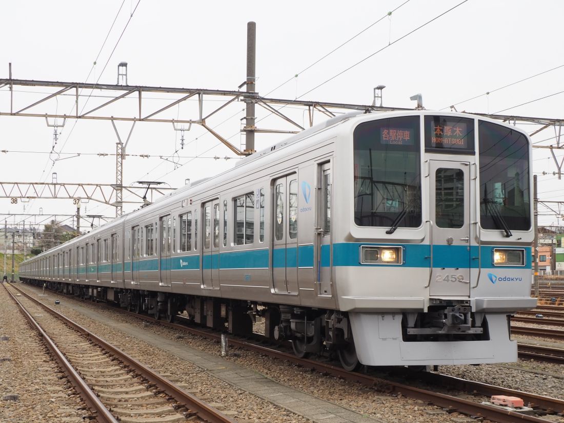 小田急電鉄の2000形。1995～2001年に8両編成9本が造られた、小田急の中では「少数派」の電車だ（記者撮影）