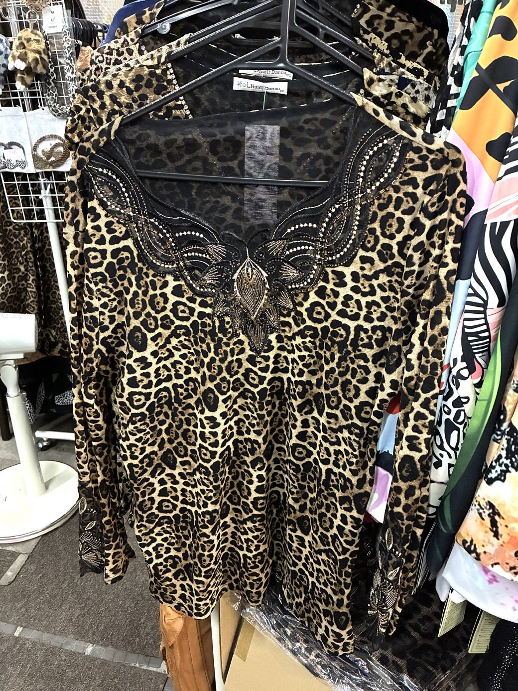 セクシーなヒョウ柄カットソー（筆者撮影）