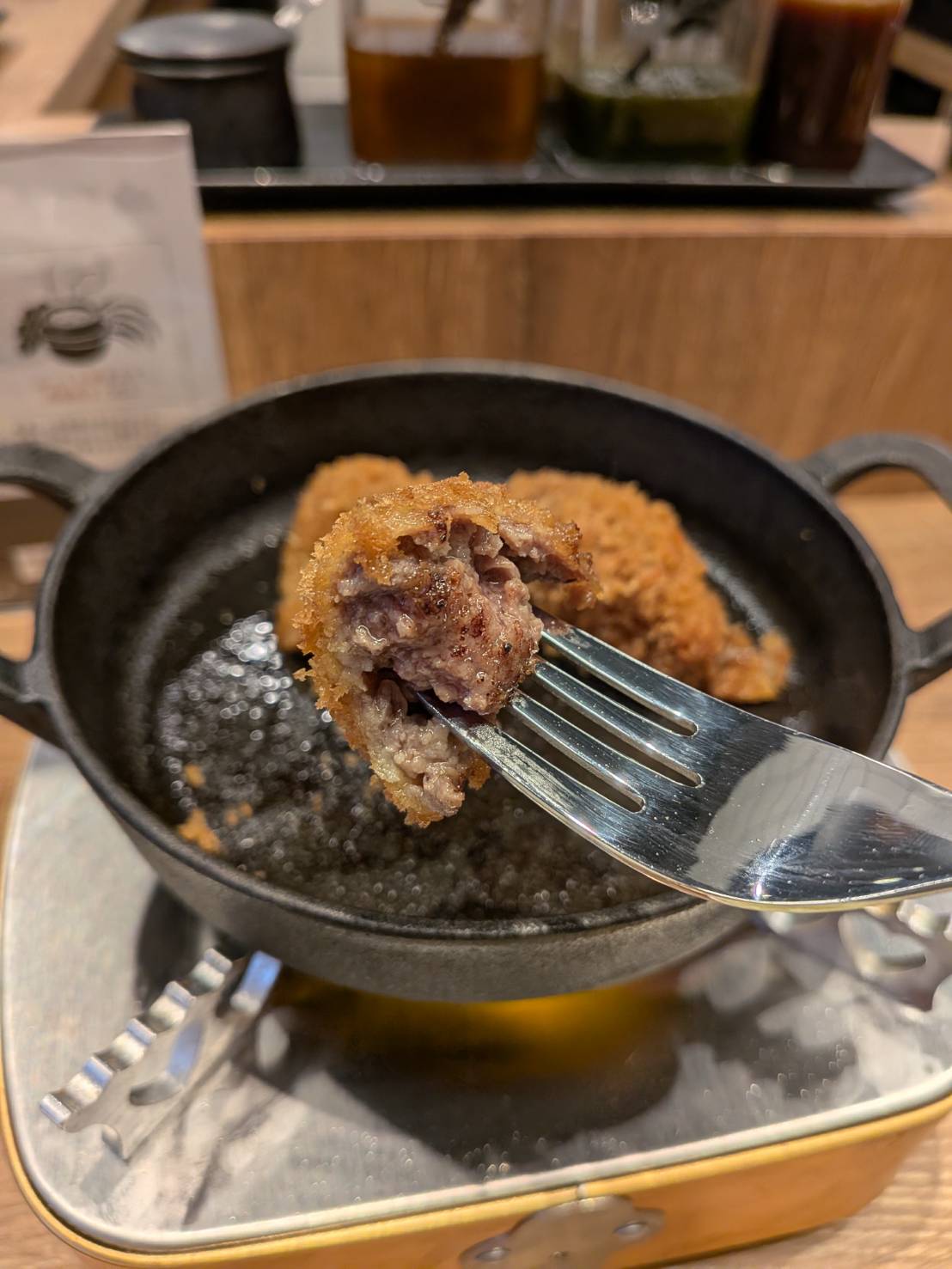 鍋で追い焼きして「育てた」メンチカツを、まずはシンプルに塩で一口（筆者撮影）