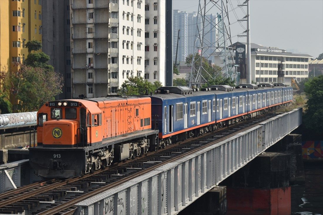 2011年から導入された元常磐線各駅停車の203系は、アメリカGE製の機関車に牽引され客車として使用。インドネシア・INKA製の冷房に交換した後の姿（筆者撮影）