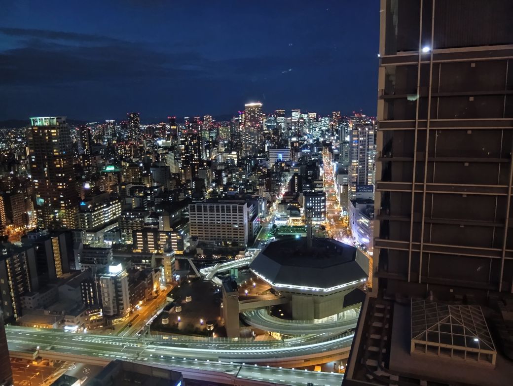 大阪梅田の高層ビル（筆者撮影）