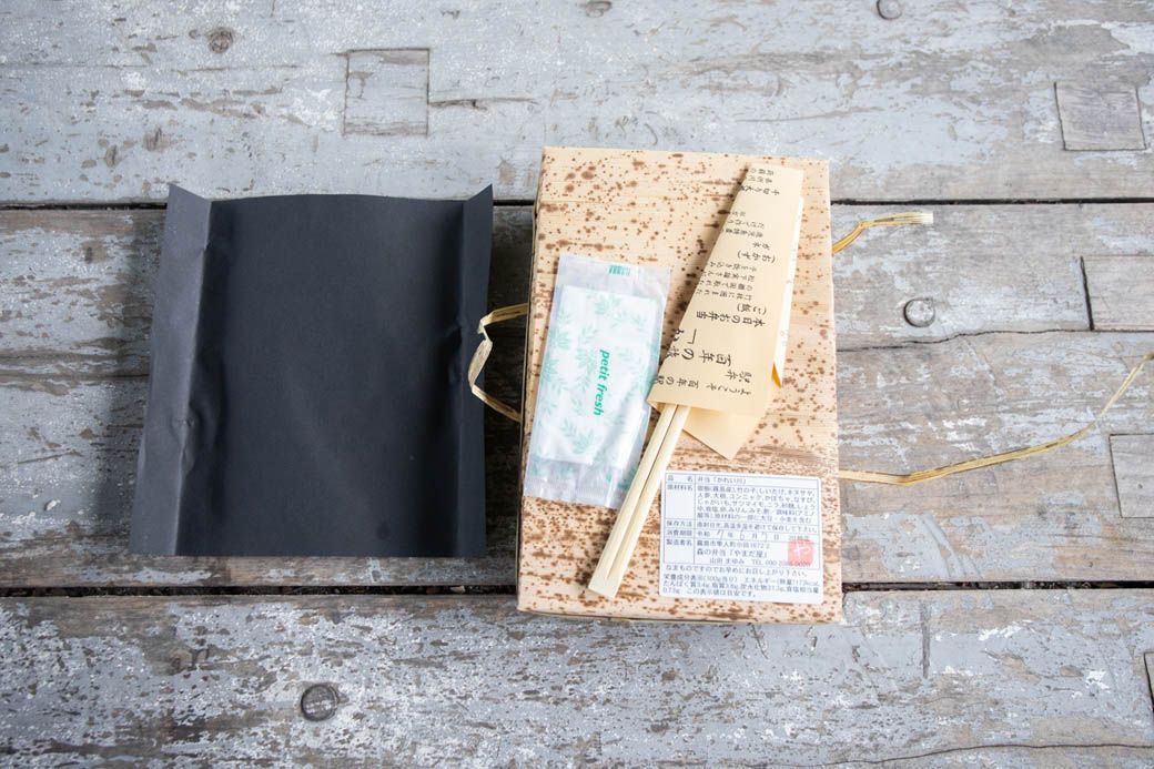 包み紙をほどくとこんな感じ（写真：筆者撮影）