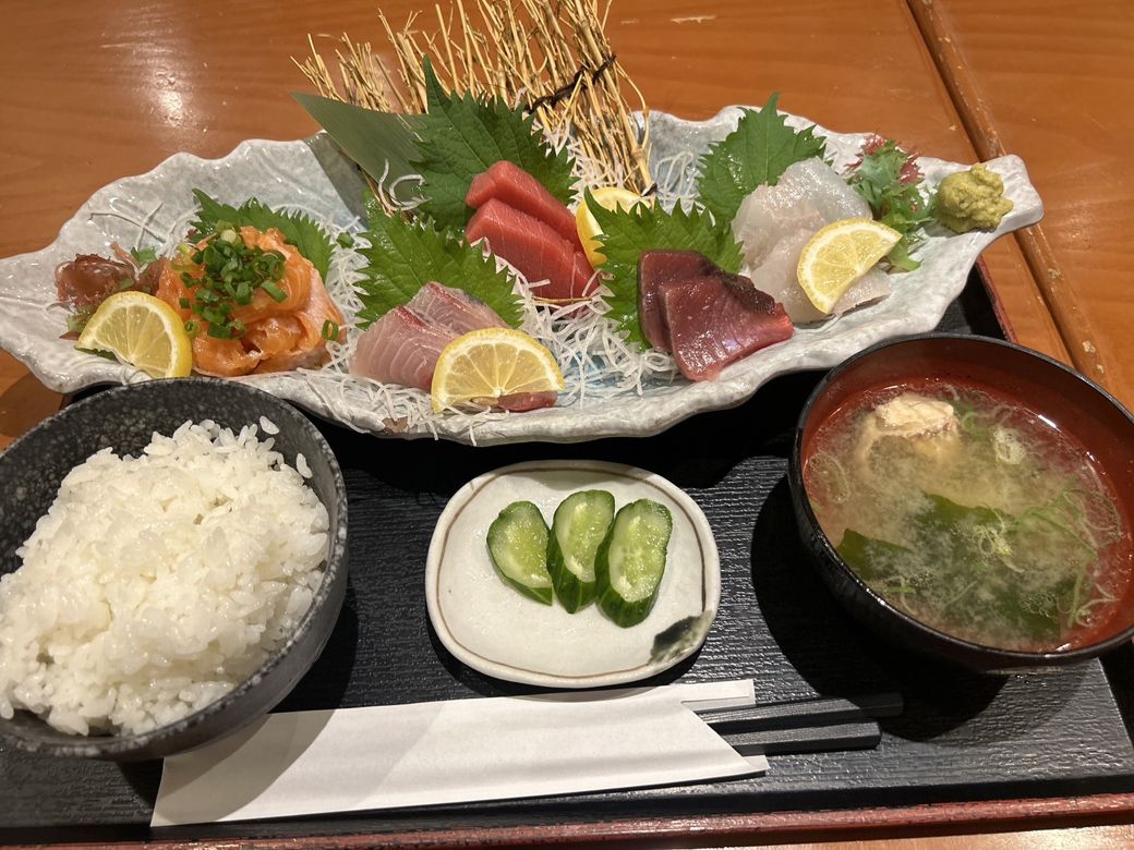 1480円の「魚河岸お刺身5点盛り定食」（筆者撮影）
