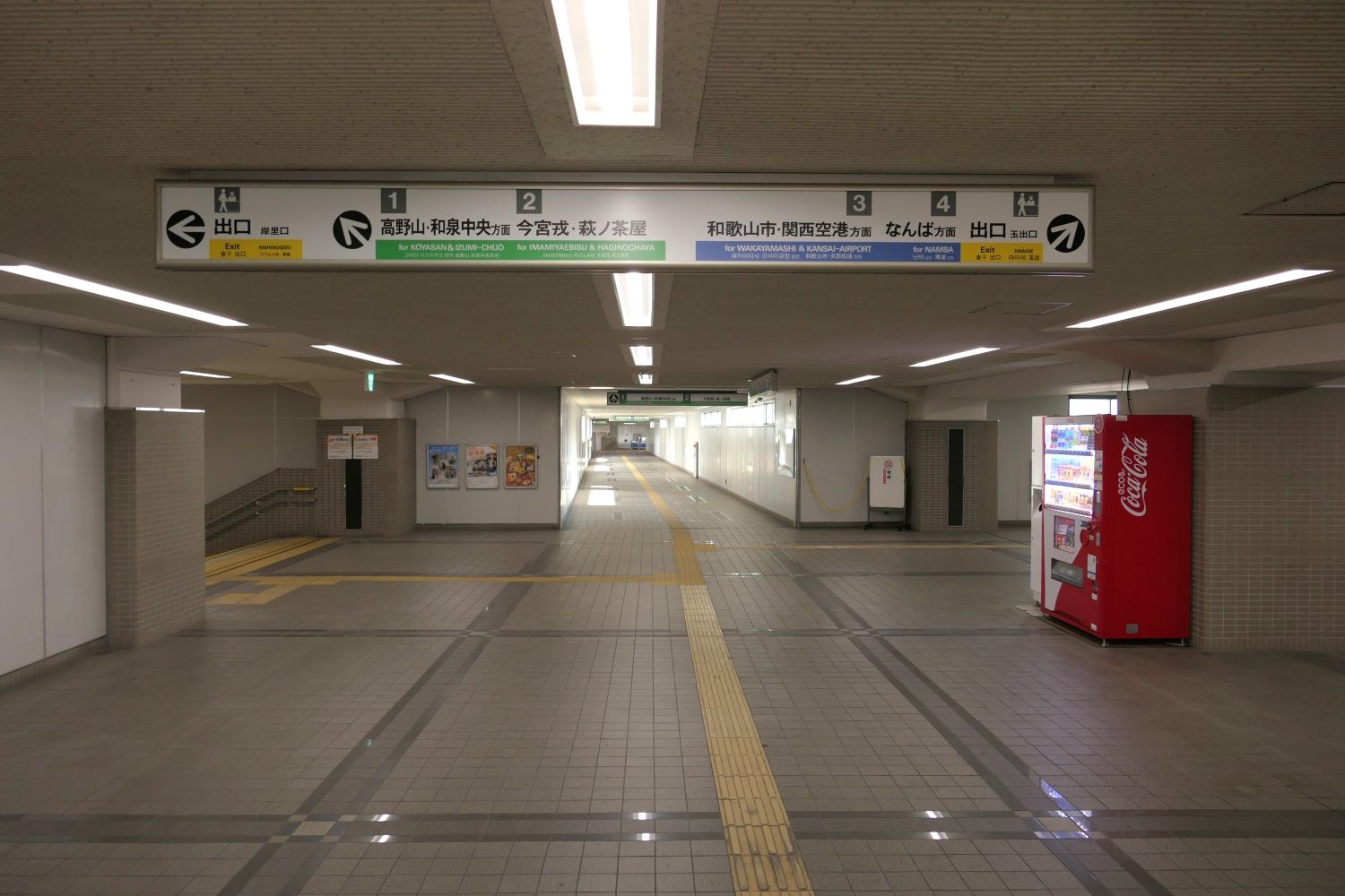 汐見橋線のホームを下りると岸里口は近い（記者撮影）