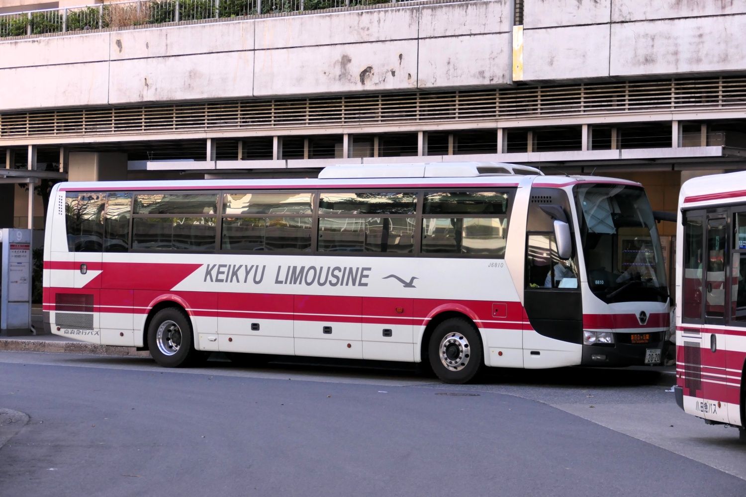 羽田空港と結ぶリムジンバスは京浜急行バスと小田急バスが運行する（記者撮影）