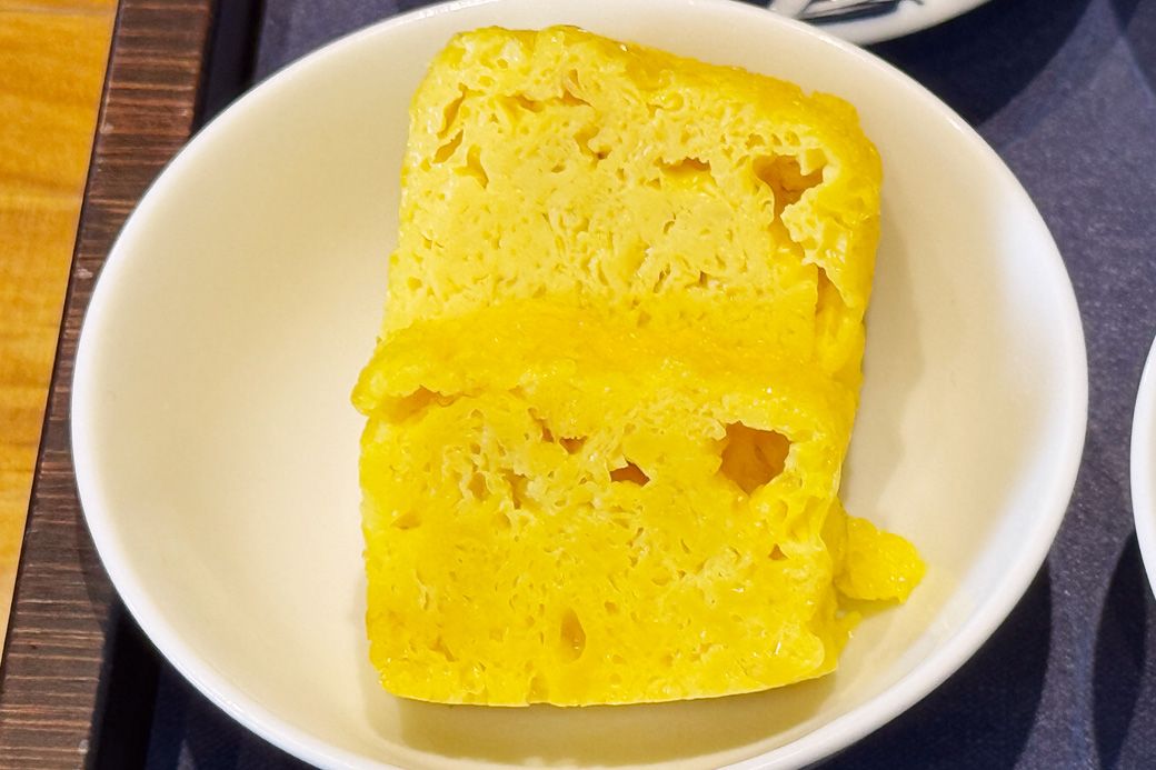 つきぢ松露の卵焼きは、鮮やかな黄色が食欲をそそる（筆者撮影）