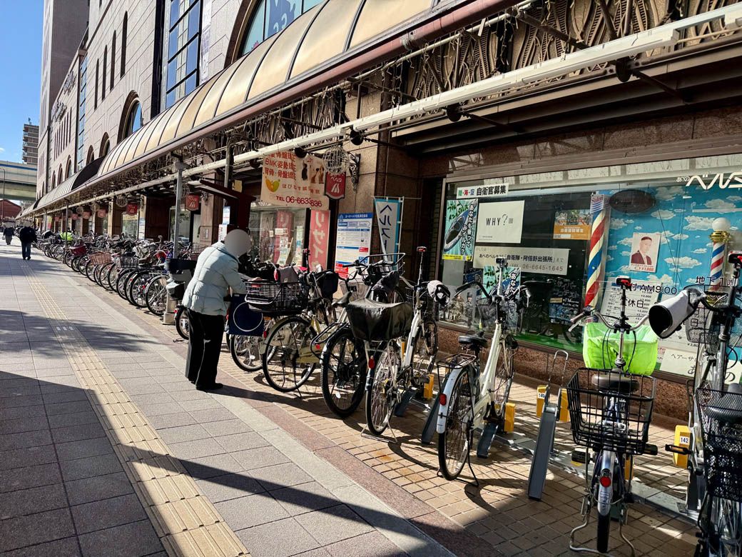「あべのベルタ」の外周には自転車がズラリと並び、施設内の地下1階と地上1階は人通りがある（筆者撮影）