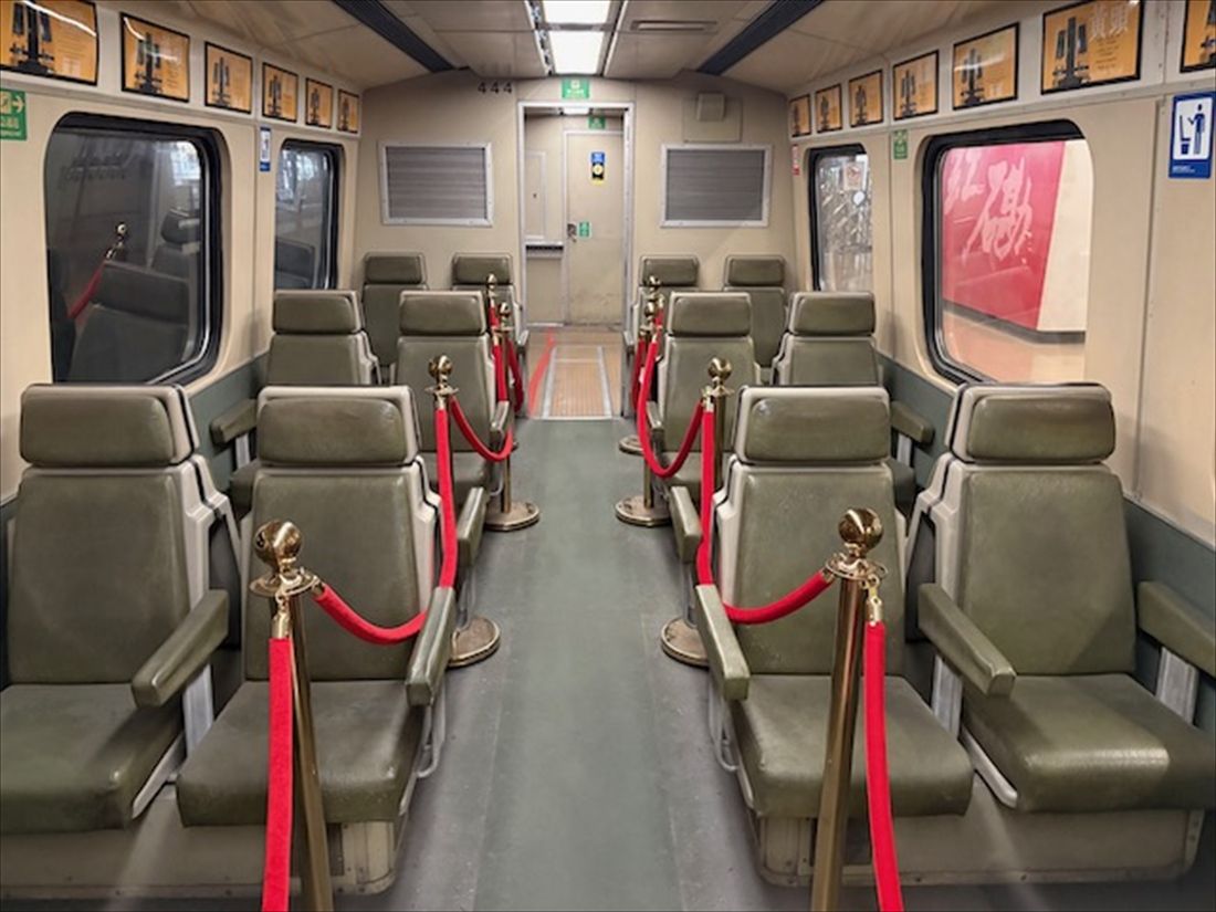 1983年導入車両の一等車客室。ゆったりとした固定クロスシートに当時の長距離志向が表れる（筆者撮影）