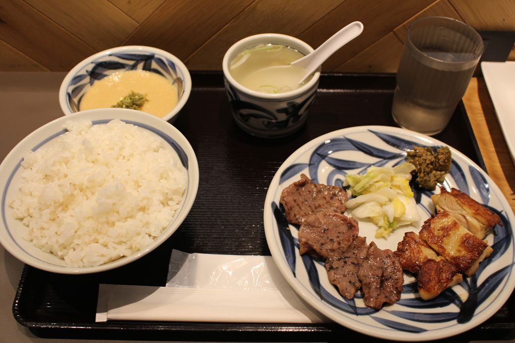 青葉の牛たんとチキングリル定食（筆者撮影）