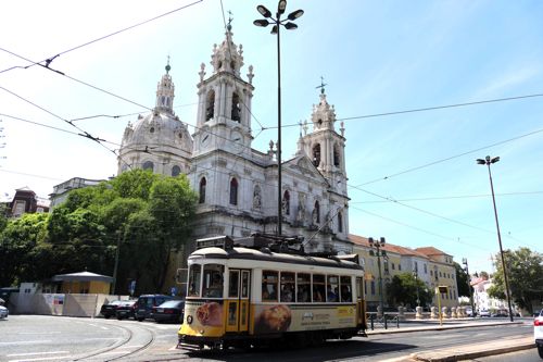 大聖堂前を行く。リスボンのトラム旧型車両路線はほぼ観光用（筆者撮影）