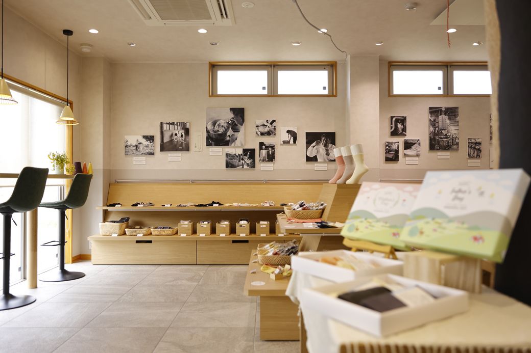 「努力しないと人は来てくれない」だから、あえて人通りの少ない小さな三宅町に建てたという直営店（写真提供：鈴木靴下）