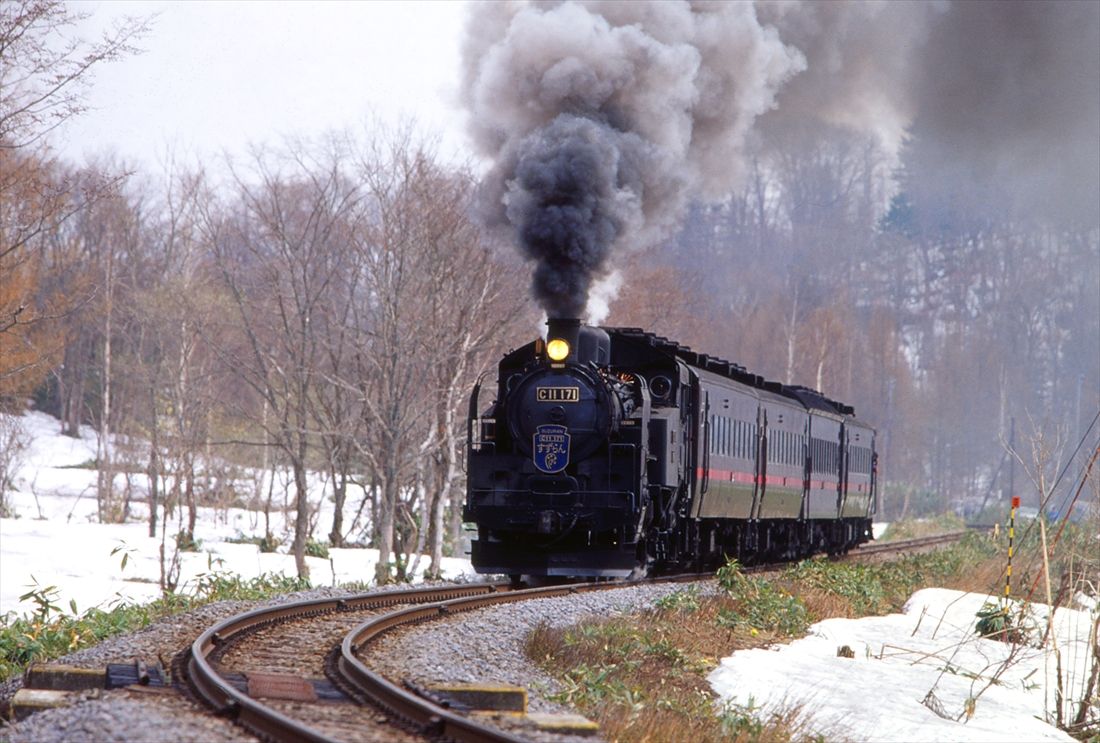 早春の留萌本線を行く「SLすずらん号」（撮影：南正時）